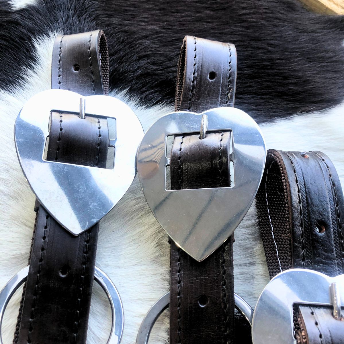 Arreata Em Couro Com Argola Coração Inox Marrom