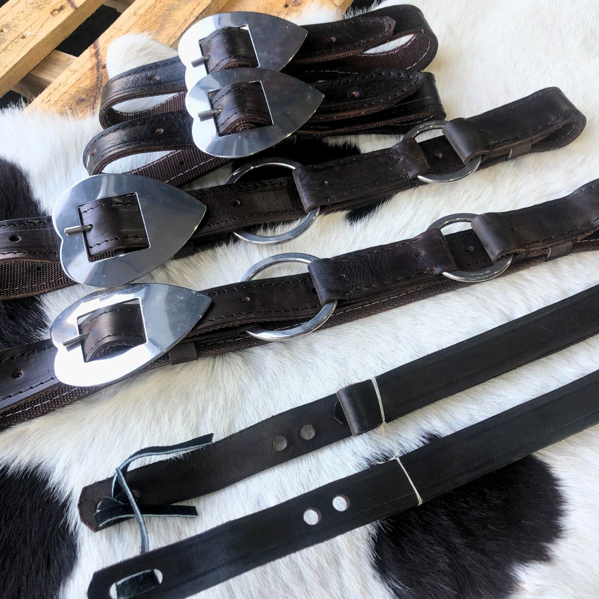 Arreata Em Couro Com Argola Coração Inox Marrom