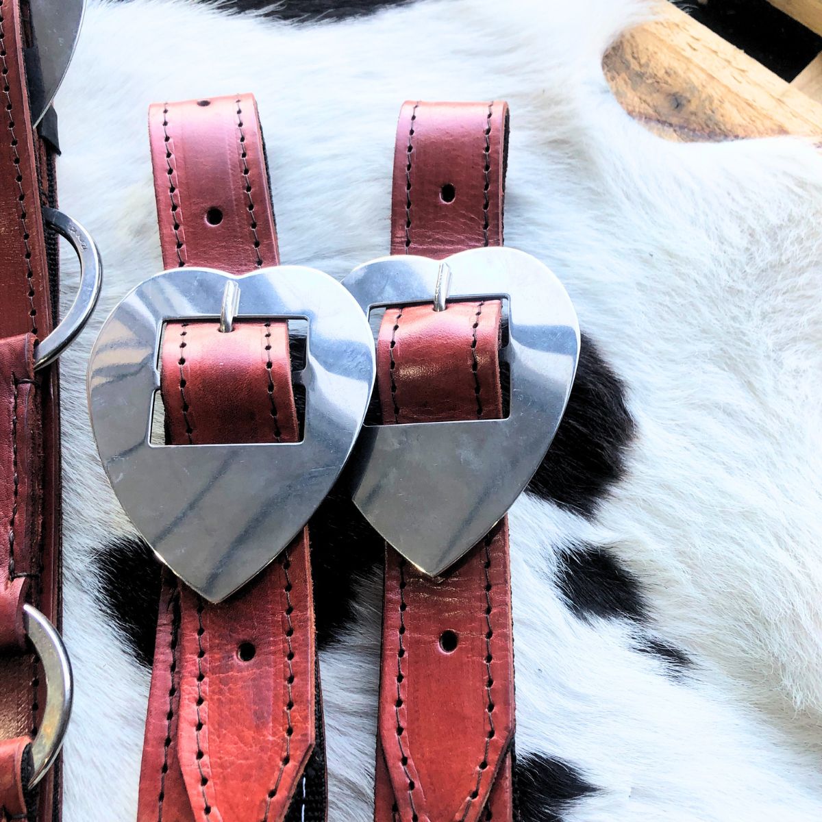 Arreata Em Couro Com Argola Coração Inox Havana