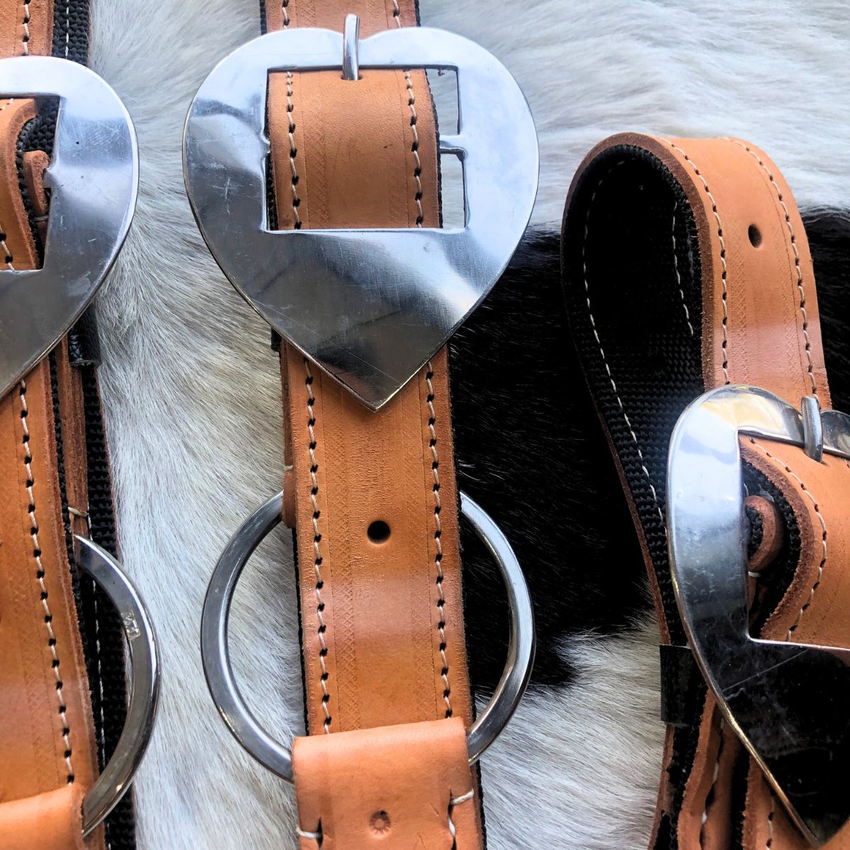 Arreata Em Couro Com Argola Coração Inox Natural