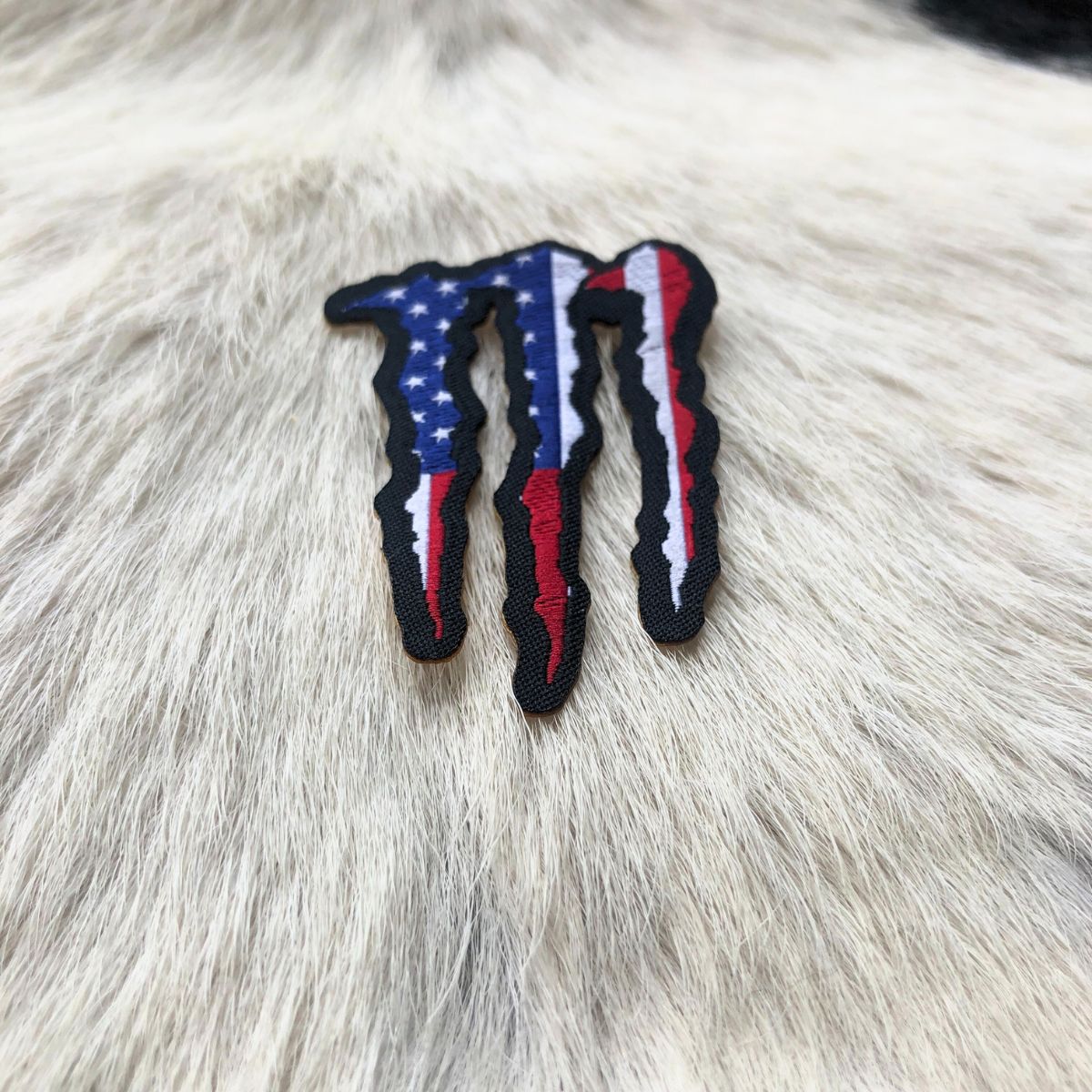 Adesivo Para Chapéu Monster Americano