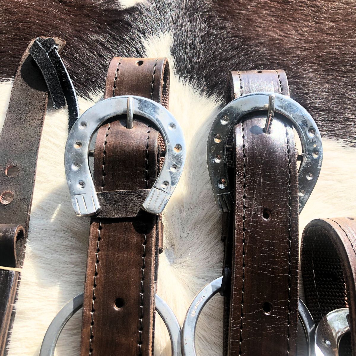 Arreata Em Couro Com Argola Ferradura Inox Marrom